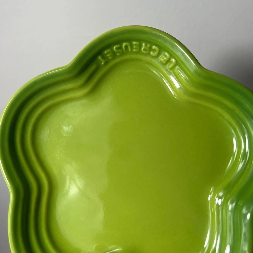 Le Creuset Stoneware Flower Petal Scalloped Trinket Dish Plate Tray